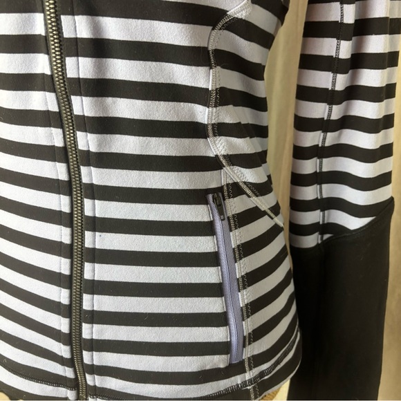 Lululemon Women’s 6 Black Sea Striped Polar Haze Purple Forme Zip Luon Jacket - Picture 6 of 9